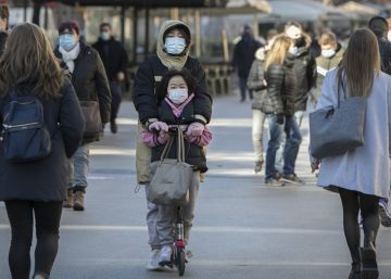 Barcelona multarà els conductors de patinets elèctrics que portin nens