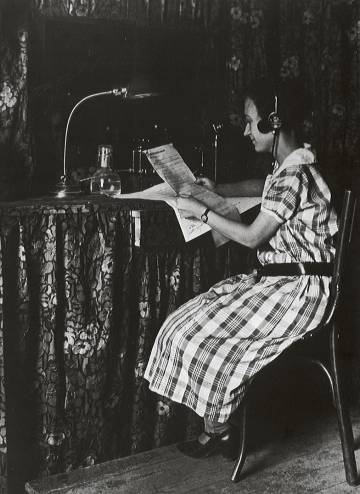Maria Sabaté, la locutora que va inaugurar les emissions de Ràdio Barcelona.