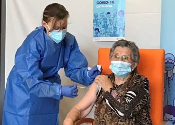 La Generalitat administra la segona dosi de la vacuna Pfizer a una resident de la Pobla de Segur