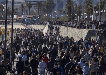 El buen tiempo y las restricciones han llenado la playa de Barcelona