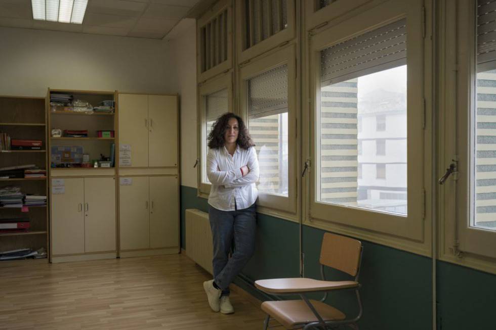 L'escriptora, a l'aula on estudiava l'any de l'atemptat d'ETA, en què va morir la seva millor amiga.