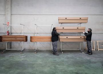 El taüt de cartró, la fórmula per abaratir funerals