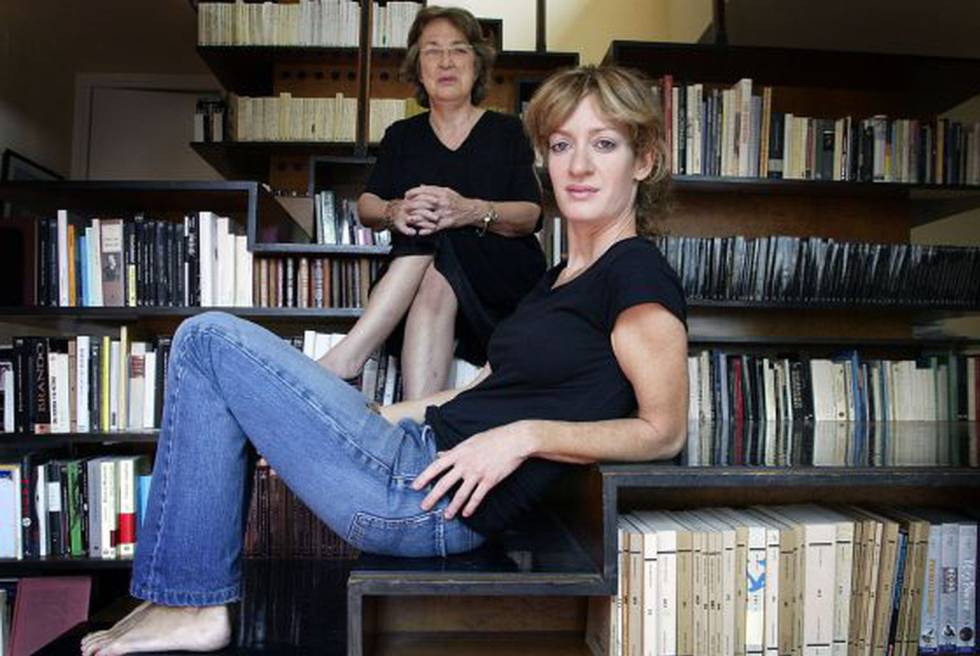 Les editores Esther Tusquets, al fons, i la seva filla Milena Busquets, a casa seva, a Barcelona, el 2005.