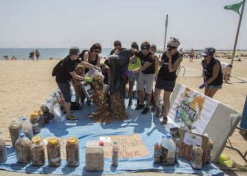 Barcelona farà una prova pilot per prohibir fumar a quatre platges aquest estiu