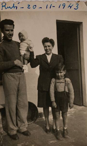 Joan Margarit, el 1943, amb els pares i la seva germana Trini, que va morir dies després de meningitis.