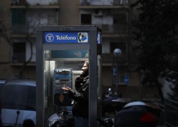 L’Ajuntament retira l’última cabina telefònica antiga de Barcelona