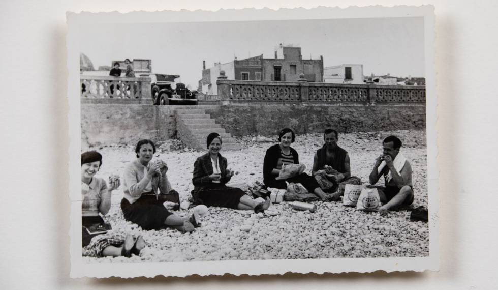 Mundi Torres, Adelita Lobo, Moncha Longás, Pilar Juncosa, Joan Miró i Josep Lluís Sert esmorzant en una platja el 1935, durant un viatge a Andalusia.