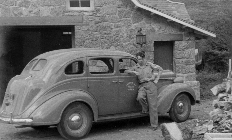 Antoni Campañà amb l’uniforme del cos del’aviació republicana, al costat del Plymouth P4 Sedan que conduïa el 1937.