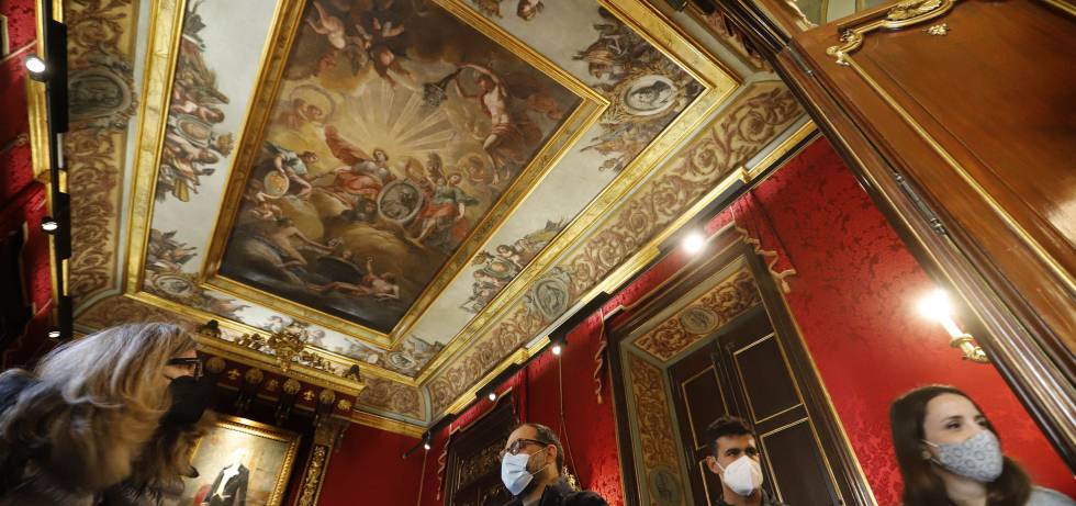 Saló del Consolat del Mar de la Llotja de Barcelona, amb pintures de Pere Pau i Montañà.