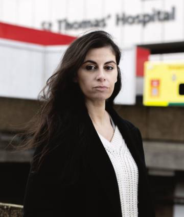 Lara Payá, de 36 anys, infermera llevadora. Fa 9 anys que és a Londres, on s’ha format i ha arribat a ser cap de maternitat. Ara gestiona el personal d’infermeria en un hospital públic. “Tots els que vam venir hem progressat”.