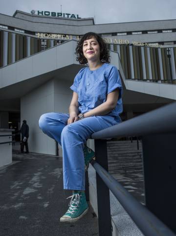 Violeta Sánchez, de 40 anys, neuròloga. En acabar el MIR, només aconseguia feines precàries. Va marxar a Londres a fer un màster i s’hi va quedar. Va tornar a Sevilla per la qualitat de vida i per ser a prop dels seus pares. Fa dos anys que empalma contractes de tres mesos. Els seus mèrits valen menys que els dels seus col·legues. Li continuen oferint feina al Regne Unit.