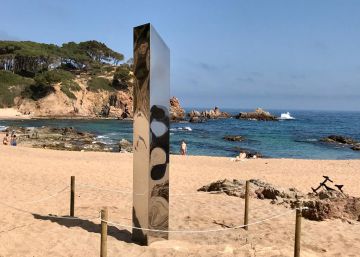El monòlit que va aparèixer en una platja de la Costa Brava serà traslladat després de ser vandalitzat