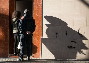 Creuar el Mediterrani en una “cistella” per ser prostituïda a la Rambla