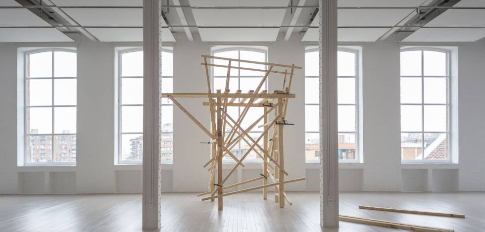 Part de l'estructura de fusta creada per Martin Anson i els seus alumnes per a l'exposició.