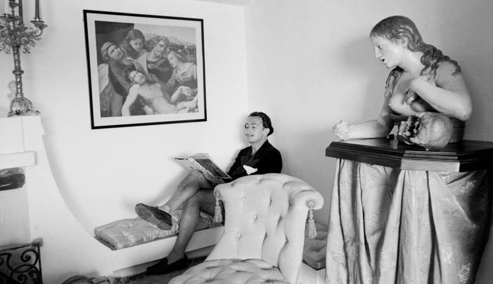 Dalí el 1951 a la biblioteca de Portlligat, llegint sota un fragment de ‘Trasllat de Crist’, pintat per Rafael el 1507, una fotografia que es va poder veure a l’exposició que va organitzar la Fundació Gala-Salvador Dalí el 2018 per mostrar la influència de Rafael en Dalí. Ricard Sans Fundació Gala-Salvador Dalí