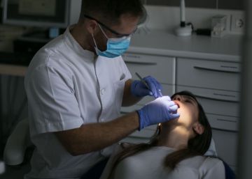 Colau exigeix a la Generalitat que “es posi les piles” perquè el dentista sigui gratuït