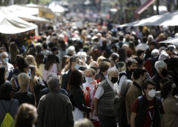 Sant Jordi planta cara a la pandèmia a Barcelona
