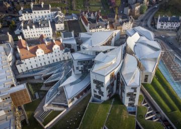 Enric Miralles, Norman Foster i l’arquitectura de la democràcia moderna