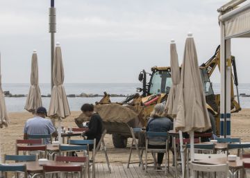 Barcelona reparteix la poca sorra que queda a la platja