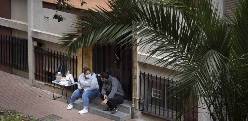 La Raquel i el David, a Ciutat Meridiana, a primera hora, abans de l'arribada d'altres veïns per concentrar-se i de la comitiva judicial.