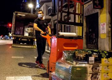 La meitat dels transportistes no aparquen bé a Barcelona per falta de places
