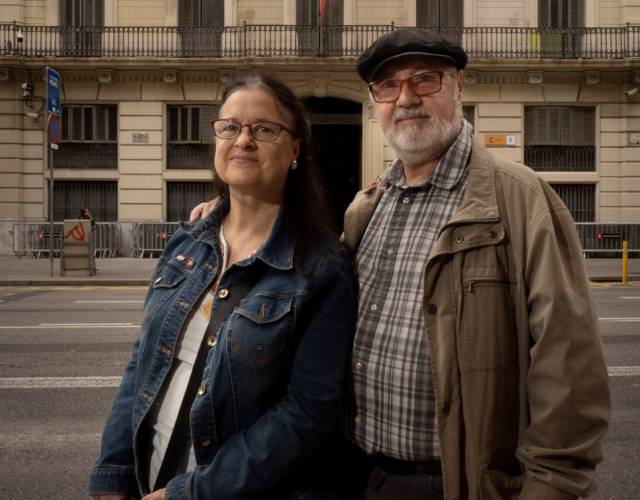 Els germans Maribel i Josep Ferrándiz Blas, davant la comissaria de Via Laietana.