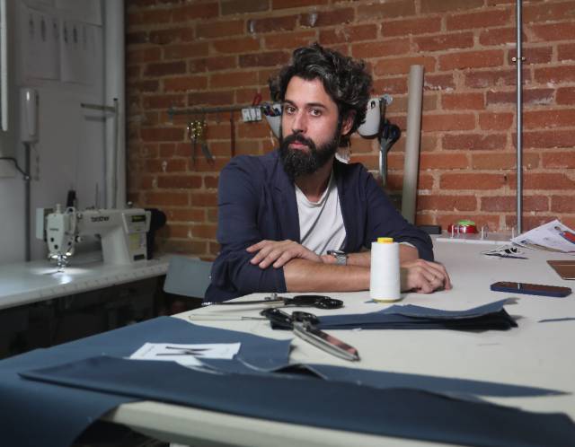 El dissenydor de moda, Moisés Nieto, al seu taller del barri madrileny d'Argüelles.