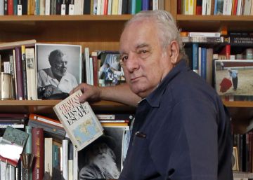Posi la biblioteca de Javier Reverte a casa seva