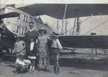 Els Mercader, emergint de la boira