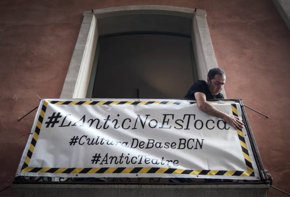 Pancarta de protesta en un balcó de l'Antic Teatre.