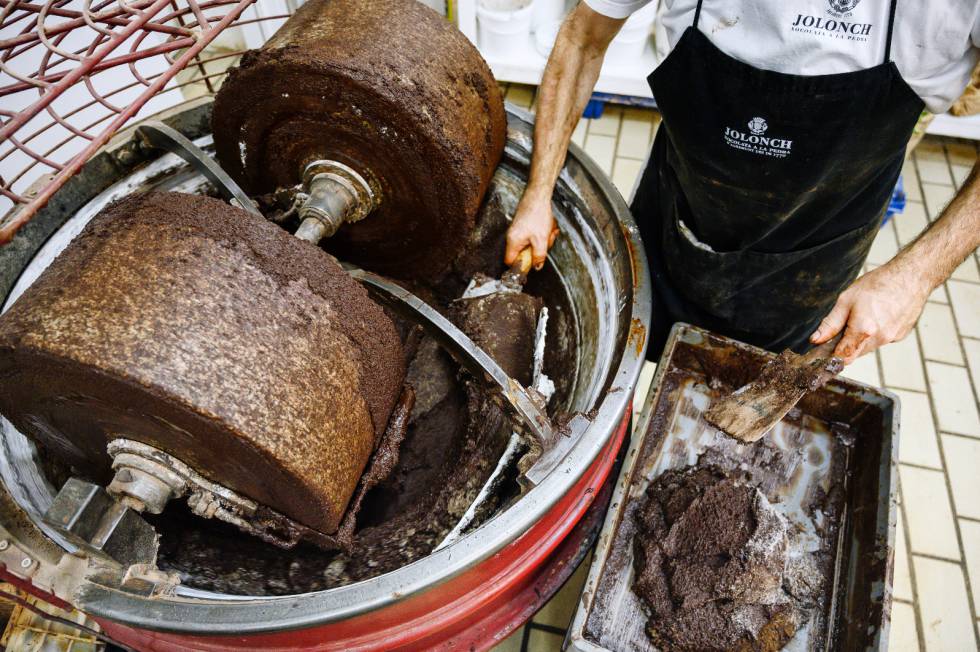 Alfons Amigó, cap de l’obrador de Xocolates Jolonch, treu la xocolata molta a la pedra.