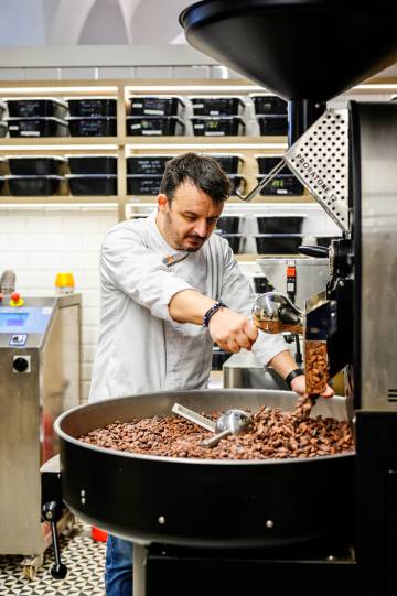 Olivier Fernández, a l’obrador del Museu de la Xocolata, on fan 'bean to bar' a la vista dels visitants.