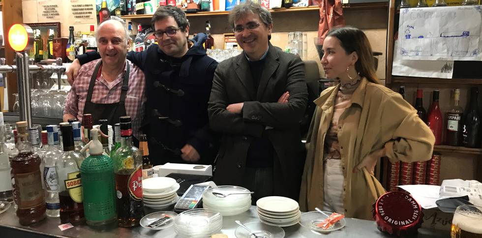 Anna Pacheco, Gonzalo Torné i Miqui Otero, que abraça el propietari de La Bodega d'en Rafel, en la presentació del llibre, a Barcelona.