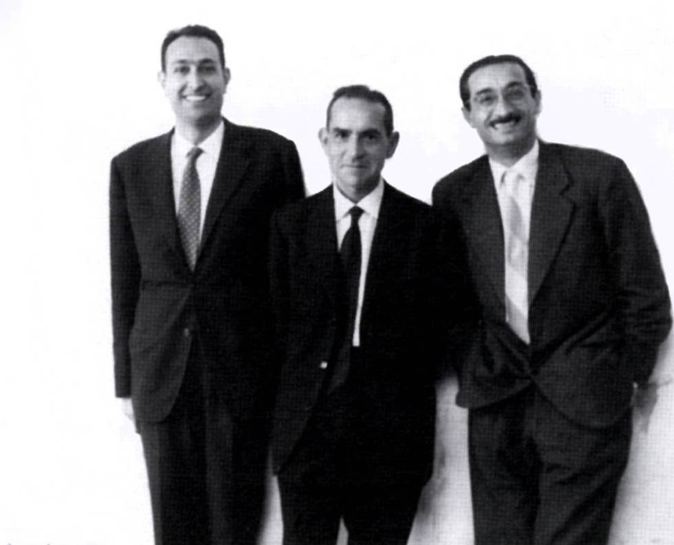 Fuster, el 1959, amb Josep M. Castellet (esquerra) i Salvador Espriu, de qui escriuria la introducció a l’obra completa, un encàrrec més des de Catalunya, amb qui l’extrema dreta l’identificà. El 1981 li posà una bomba a casa.