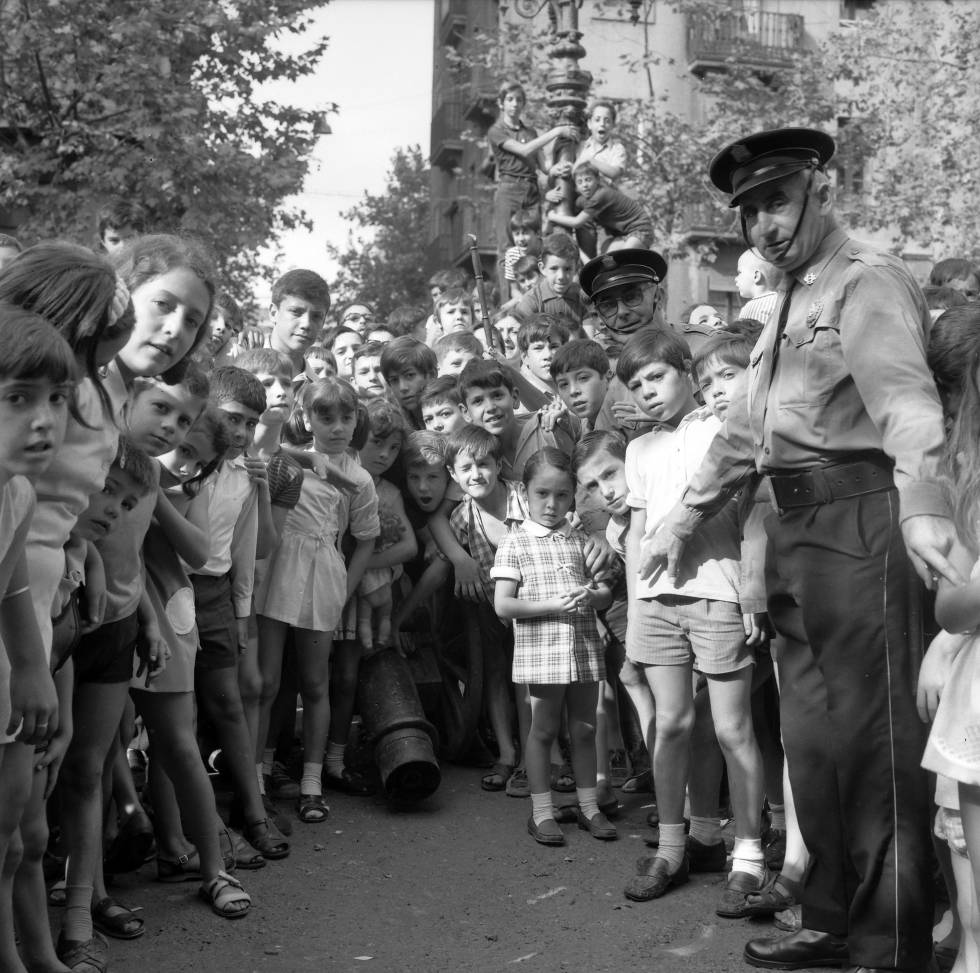 Un munt de nens i dos policies a la festa major de la Barceloneta, el 1970, en una imatge de Pere Català i Roca.rn
