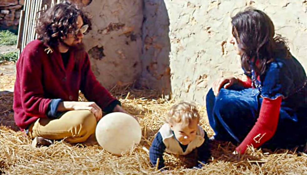 Pau Riba a l’illa de Formentera amb la seva dona, Mercè Pastor, i el seu fill Caïm.