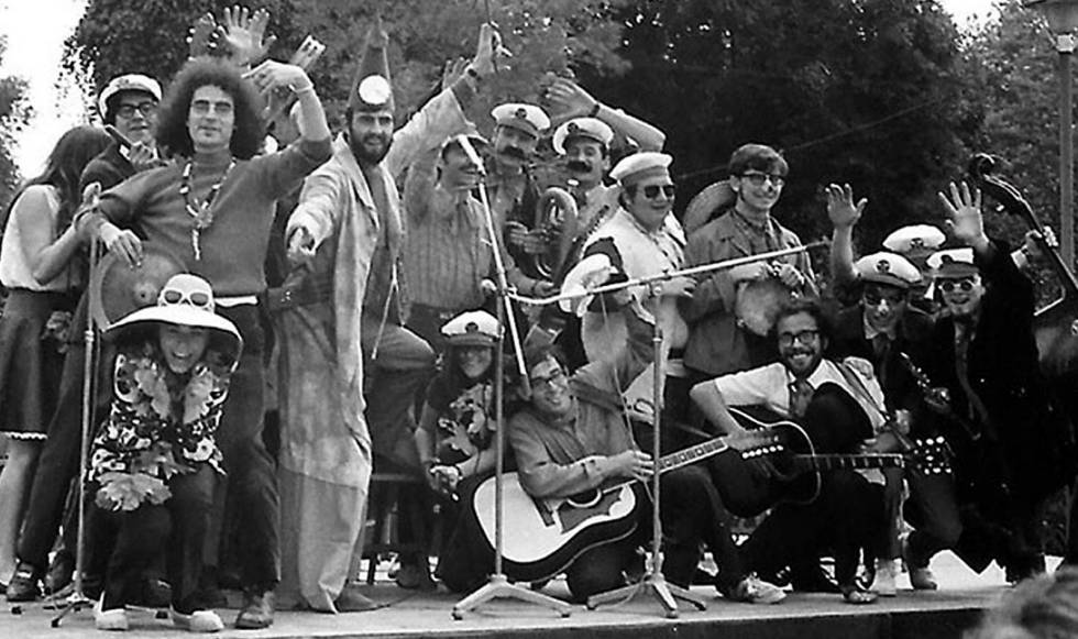 El Grup de Folk, durant el recordat concert al Parc de la Ciutadella del 1968, una de les aventures col·lectives de l’època en què Pau Riba coneixeria, entre d’altres, Jaume Sisa.