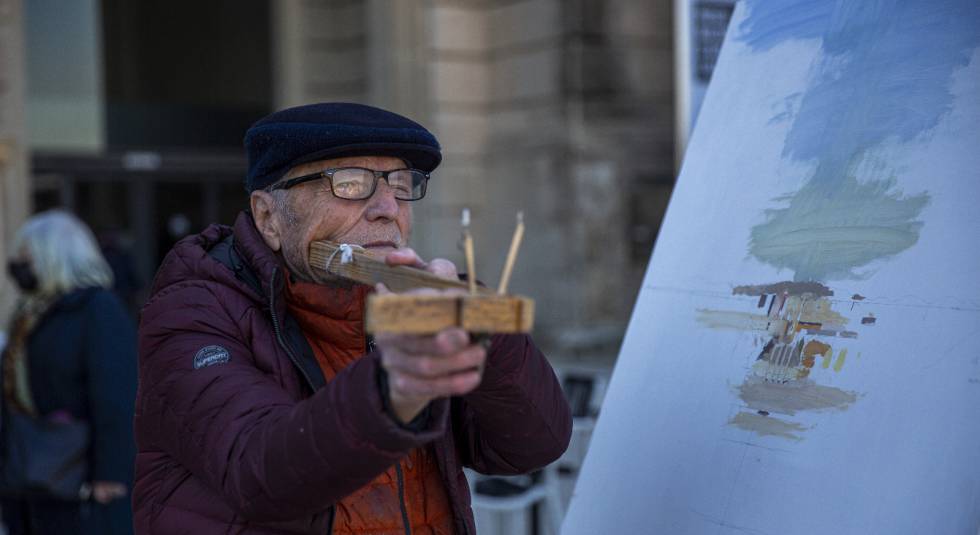 Antonio López pintant el seu quadre davant del MNAC, aquest dimecres.