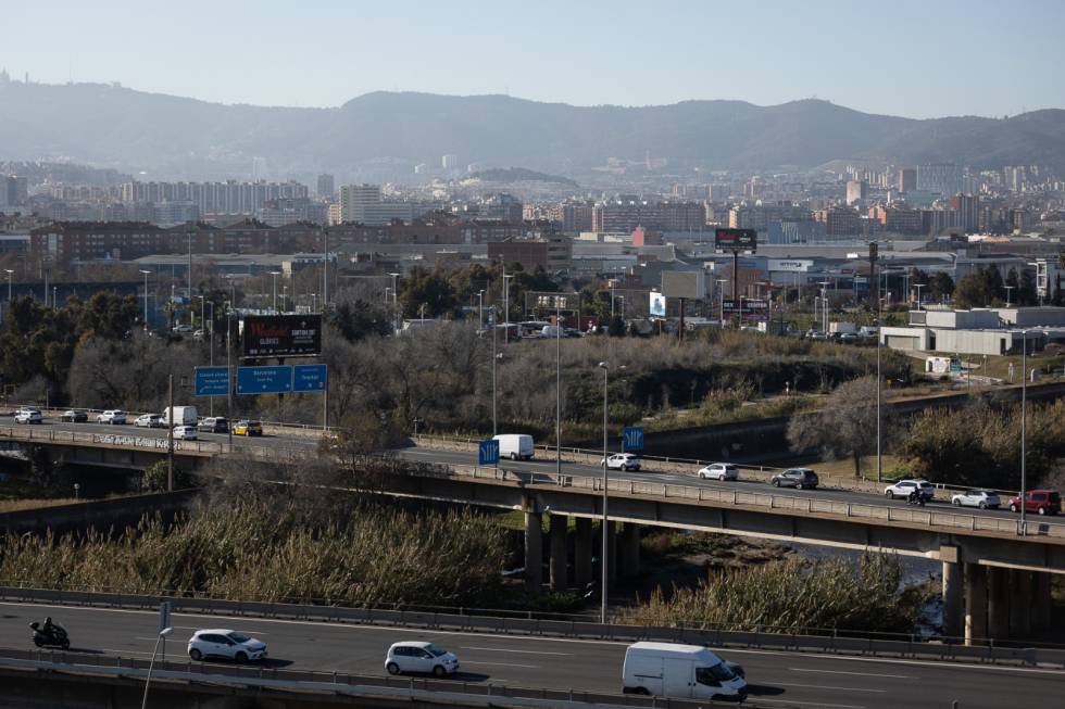 Urbanitzar la façana barcelonina del riu Besòs (dreta) és una de les fites pendents de la ciutat, com han fet altres urbs amb riu.