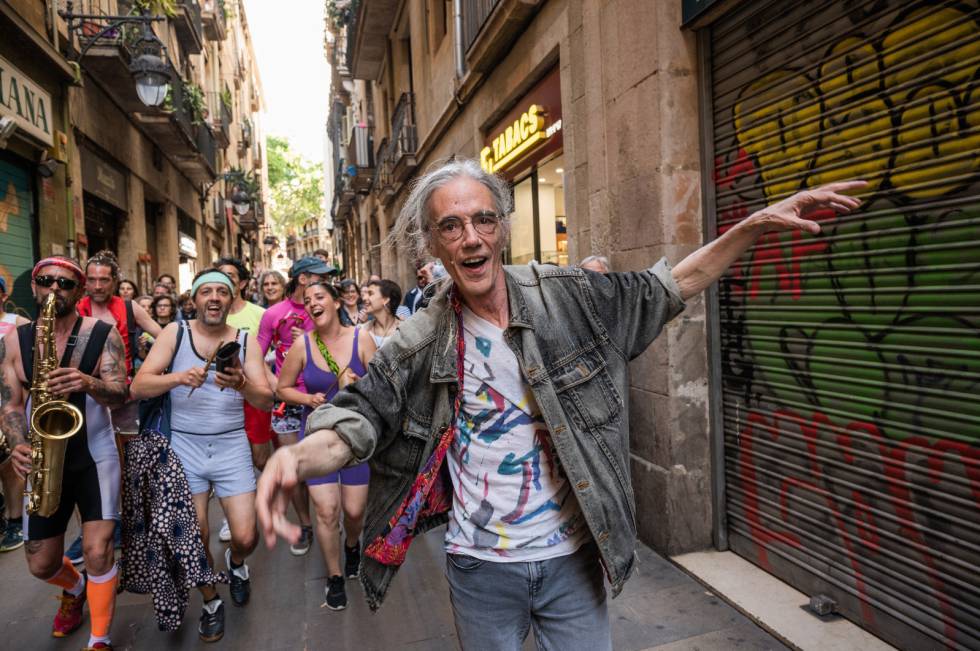 Enric Casasses és només poeta, de la tradició que Roig vol continuar.