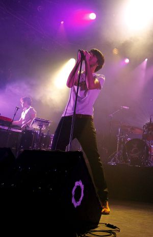 Pucho, el vocalista, anoche sobre el escenario.