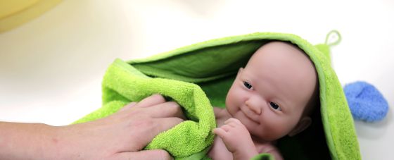 Uno de los muñecos que se usan en la Escuela de Padres del hospital de La Paz para simular bebés prematuros.
