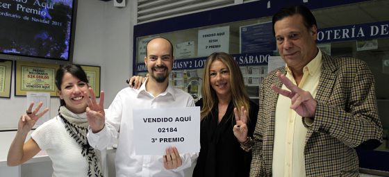 Ana Albert (2d) dueña de la administración de loteria nº 41 de Las Rozas, donde ha caído parte del tercer premio.