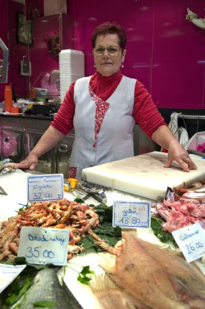 Barrio rico. Pescadería en el mercado del barrio de Tres Torres.