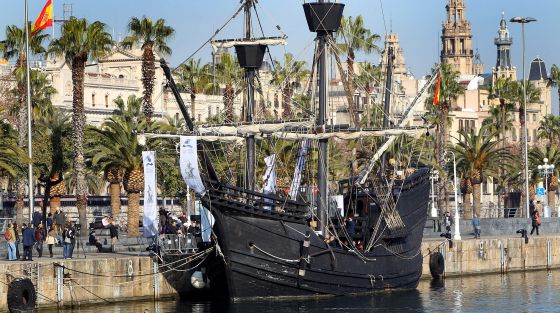 La réplica de la nao Victoria, fondeada ayer en el puerto de Barcelona.