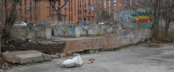 El entorno de la nave, con pintadas y muros derruidos.
