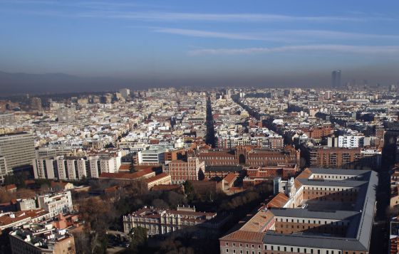 La contaminación, ayer desde la Torre Madrid.