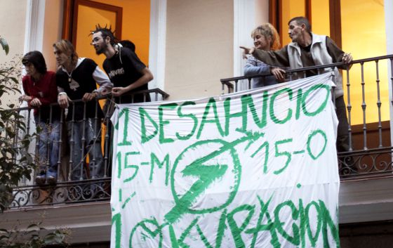 Pancartas en el edificio días después de ser okupado.