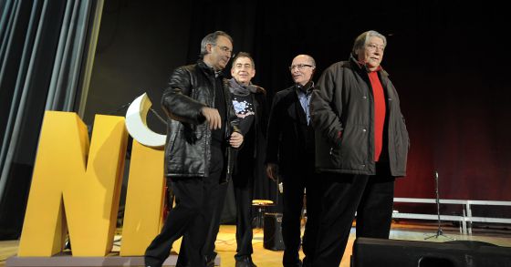 El presidente de Escola Valenciana, Vicent Moreno, en el centro, junto con los premiados de Saó, el Cor de L'Eliana y Paco Muñoz.