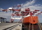 Llegan al puerto de Barcelona las grúas gigantes de la nueva terminal